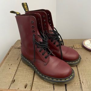 NWOT• Classic Pascal Doc Marten